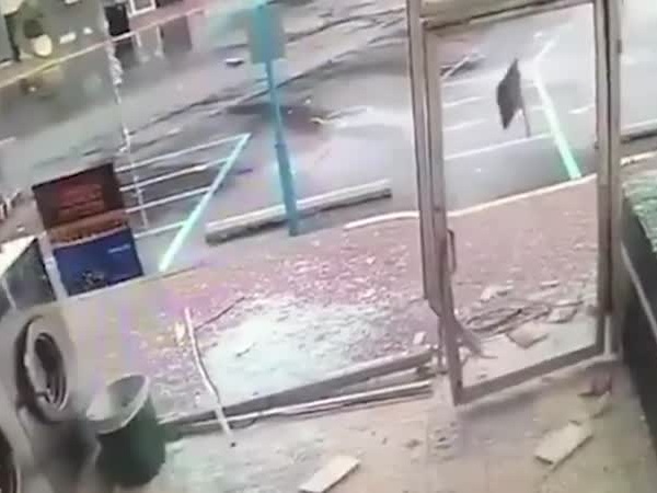 سيارة تقتحم مغسلة عامة... شاهد الفيديو