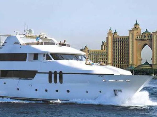 احتراق يخت في مارينا دبي والسبب مجهول