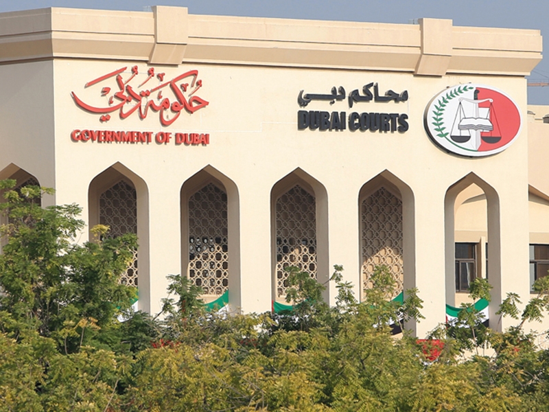 دبي.. شرطي مزيف يجبر رجلين على تقبيل قدمي امرأة