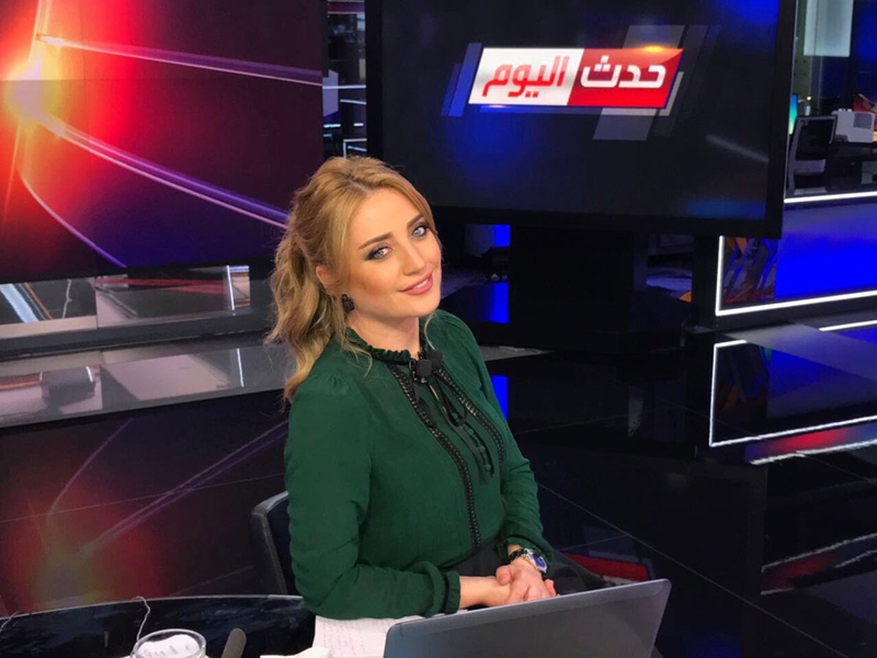 اضغط لمشاهدة الفيديو: ضيف يتسبب في انفجار مذيعة بالضحك على الهواء مباشرة!