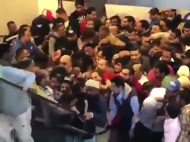 اضغط لمشاهدة الفيديو: ازدحام لا يصدق أمام أحد المتاجر الكويتية بعد إعلان التخفيضات!