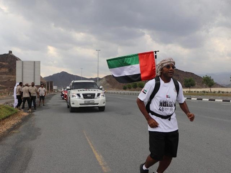 مواطن يحتفل باليوم الوطني للإمارات برحلة  في أرجاء الدولة مشياً على الأقدام