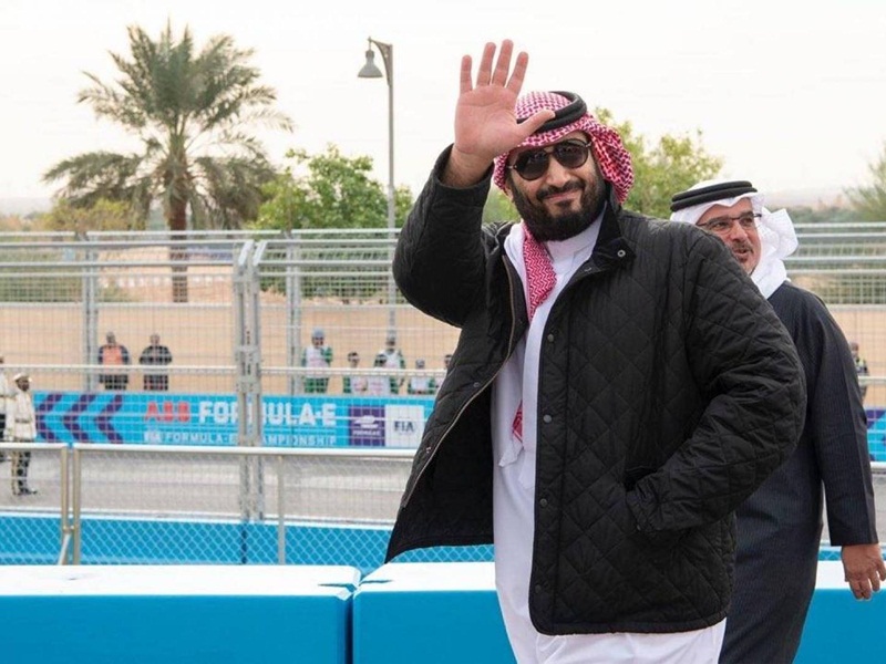 محمد بن سلمان يلفت الأنظار في "الفورمولا" بـ "جاكيت" مميز
