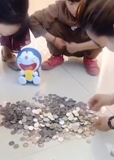 بالفيديو..طفل يشكر والدته على تربيته بتصرف غير متوقع