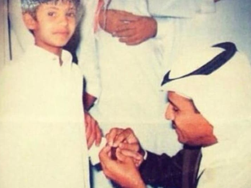 بالصور..شاب يحتفظ بساعة ثمينة من الفنان خالد عبد الرحمن لـ 19 عامًا
