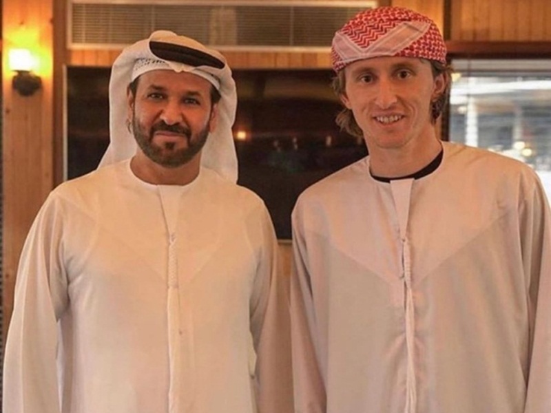 لوكا مودريتش يرتدي الزي الإماراتي