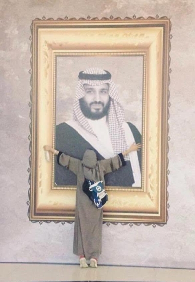 لأول مرة.."صاحبة الصورة" الأكثر انتشارًا في المملكة تكشف سبب التقاطها