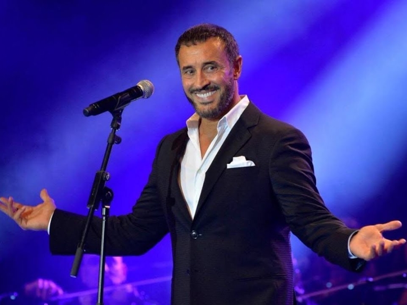 شاهد ما فعله كاظم الساهر في حفل زفاف ابنه عمر بالرباط