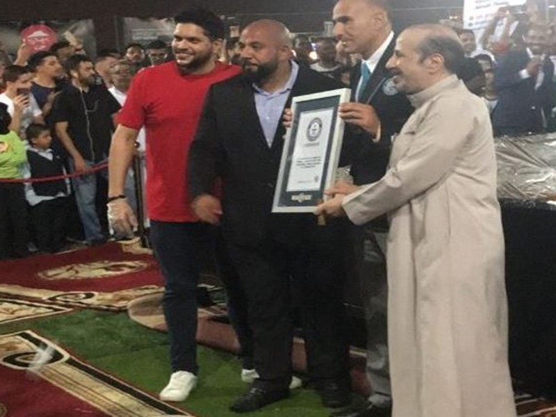 فيديو يوثّق دخول سعودي موسوعة "جينيس" بتناول أكبر طبق "صيادية" في العالم