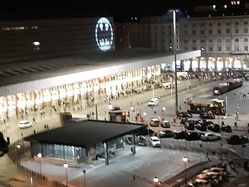إطلاق شارة "باتمان" في سماء دول العالم احتفالاً بميلاده الـ 80