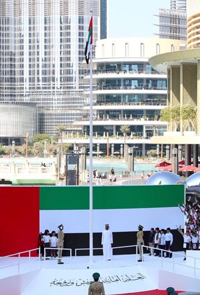 فيديو يوثق لحظة رفع محمد بن راشد لعَلَم الإمارات في ساحة "برج خليفة"