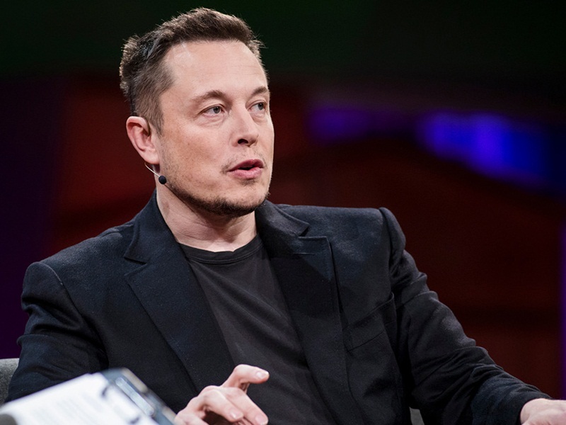 إيلون ماسك يتعرض للإحراج الشديد بسبب شاحنة "تسلا" المصفحة الجديدة