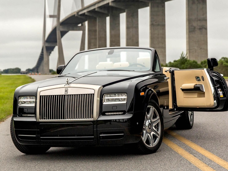 شاهد بالفيديو: شخص يحول سيارة رولز رويس الشبح لسيارة وحشية!