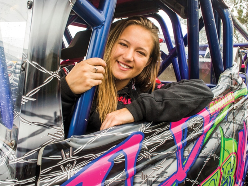 اضغط لمشاهدة الفيديو: أصغر سائقة شاحنات كبيرة في العالم، اعتادت أن تبني شاحناتها بنفسها!