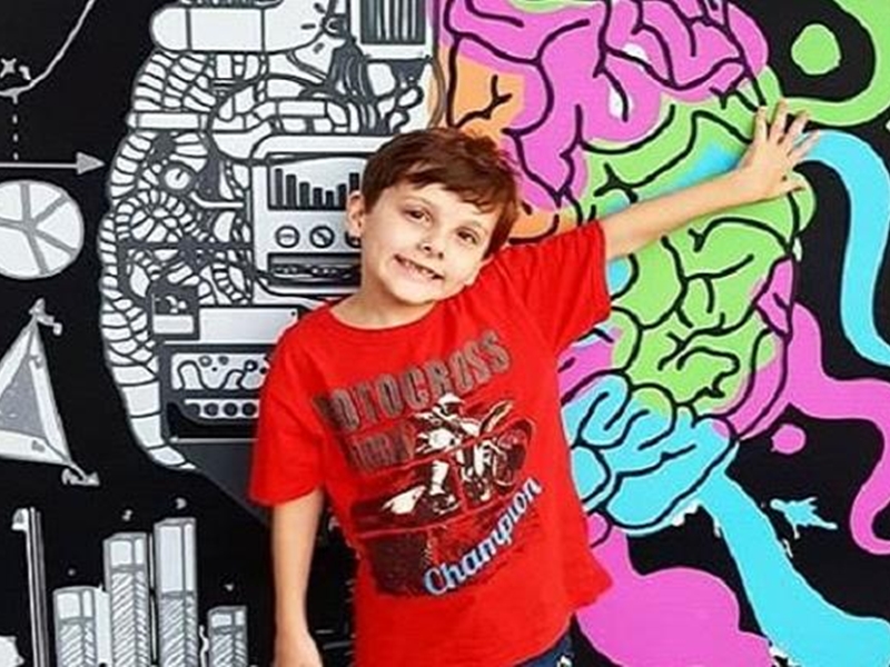 طفل مصاب بالتوحد يتقن 9 لغات..تعرف على قصته