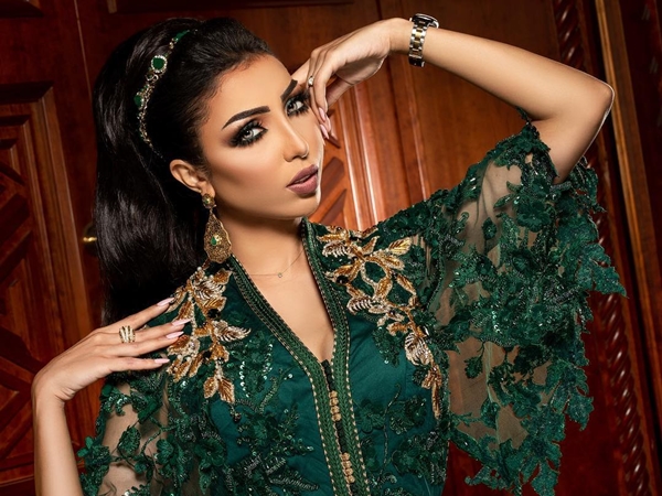 اضغط لمشاهدة الفيديو: دنيا بطمة تتصرف في عرسٍ مغربي وكأنها العروس!
