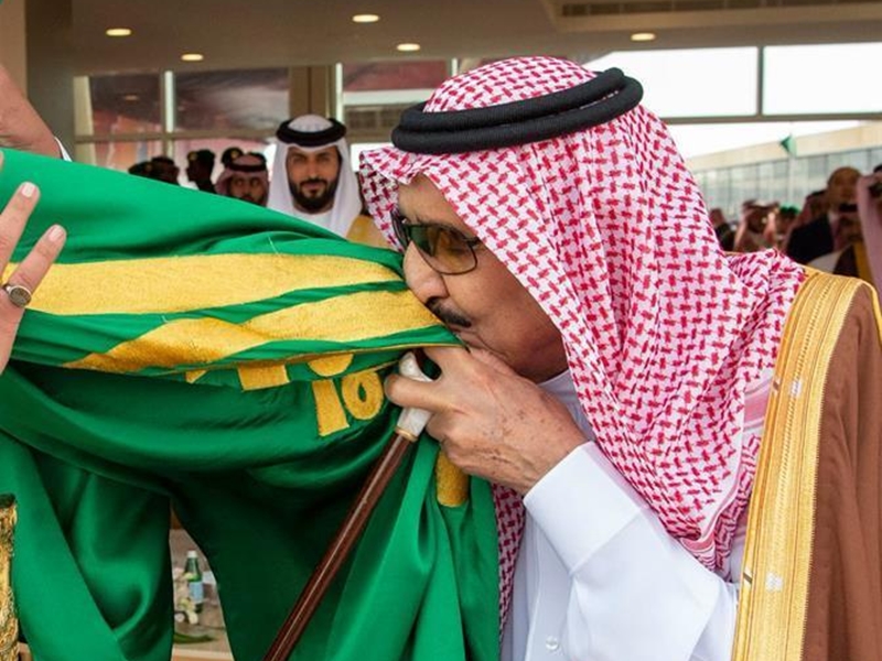 اضغط لمشاهدة الفيديو: الملك سلمان بن عبدالعزيز يقبّل علم المملكة في الحفل الختامي لمهرجان الإبل