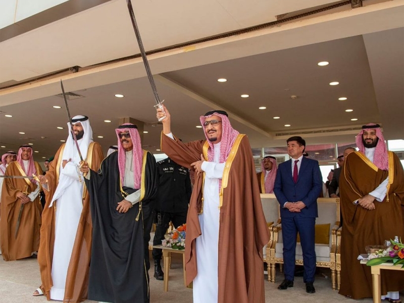 اضغط لمشاهدة الفيديو: الملك سلمان يشارك في أداء العرضة خلال رعايته حفل مهرجان الملك عبدالعزيز للإبل