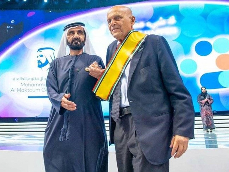 محمد بن راشد ينشر صورة تجمعه بمجدي يعقوب ويثني على جهوده