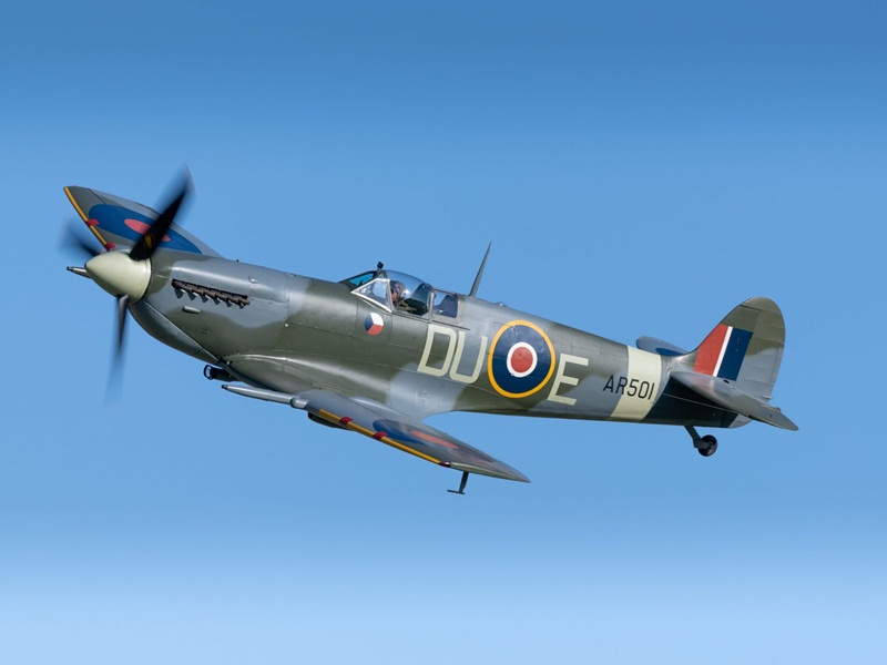 وصول طائرة "سبيتفاير" إلى بريطانيا بعد جولة غير مسبوقة حول العالم