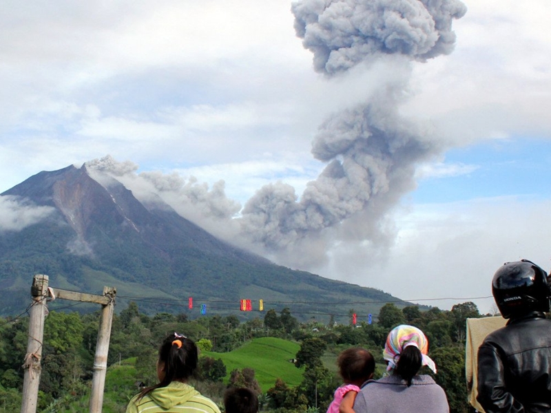 شاهد: مطاردة وحش سترومبولي الثائر مركب أمام صقلية ولحظات مرعبة