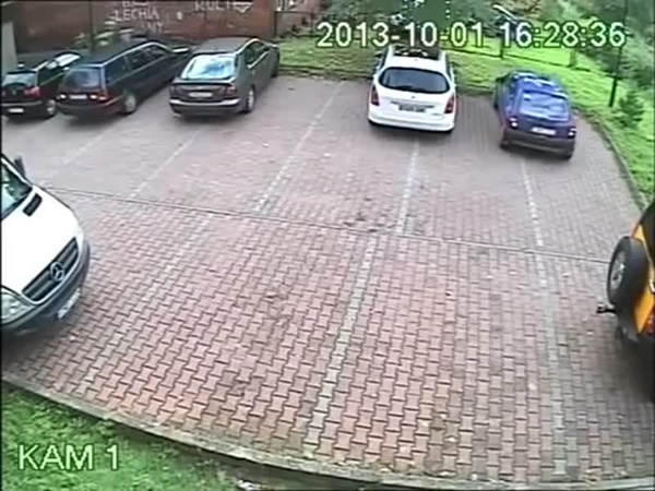 شاهد اسوأ قائد سيارة في العالم .. لم يستطع تحريك سيارته من الموقف بسهولة