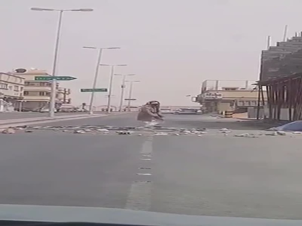 بالفيديو ... رجل يغلق الطريق بالبلاط .. لسبب غير معروف