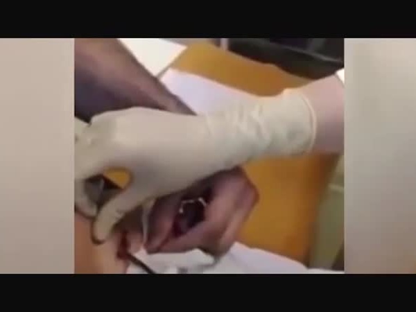 فيديو .. أغرب طريقة لطلب يد فتاة .. تعرف على رد فعلها