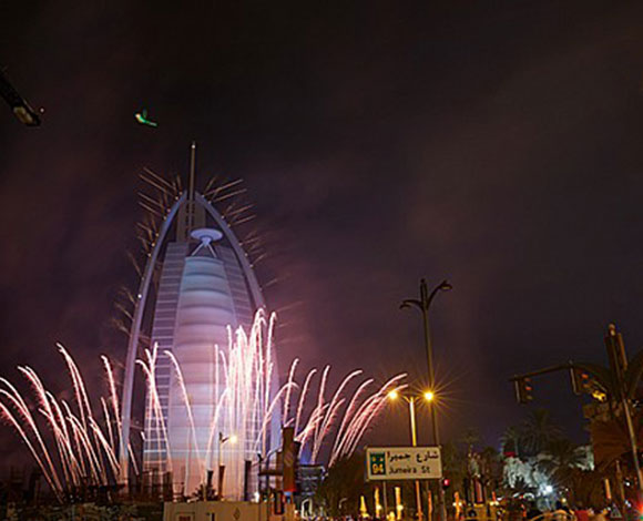 السياحة في دبي: برج العرب يتألق بعرض ناري مذهل احتفالا بالعيد الوطني