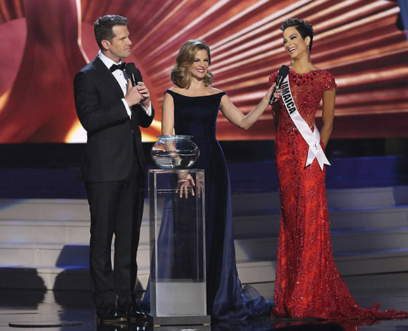 أجمل نساء العالم تفوز بلقب ملكة جمال الكون ... الكولومبية بولينا فيغا