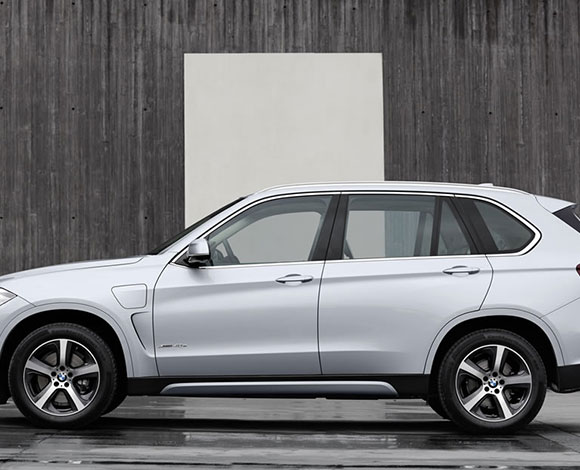 تعرف إلى أحدث سيارات بي إم دبليو رباعية الدفع الجديدة X5 xDrive40e