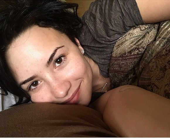 نجمات تتباهين على الإنترنت بإطلالاتهن المثيرة بدون ماكياج