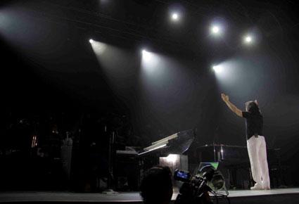 ياني يخطف الجمهور إلى عالم من دون حدود في دبي