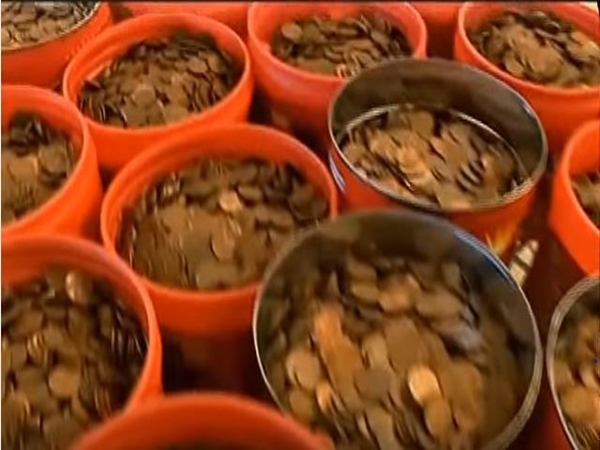 ادخر القروش طوال 65 عامًا... فما المبلغ الذي حصل عليه؟