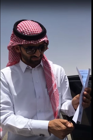 طبيب سعودي يحرق شهادته الجامعية