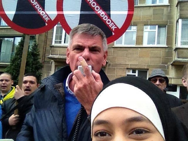 فتاة مسلمة تصور نفسها مع متظاهرين ضد الإسلام