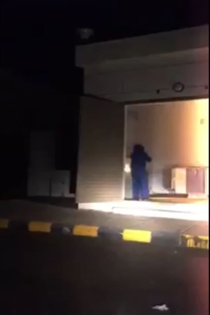 شاهد .. نجاة موظف من الصعق بالكهرباء بأعجوبة