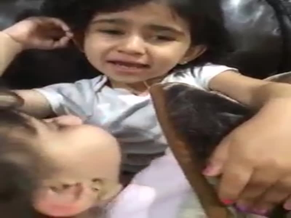 طفلة صغيرة تسرق قلوب مستخدمي الفيس بوك