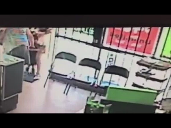 بالفيديو .. لحظات صادمة لاختطاف طفلة