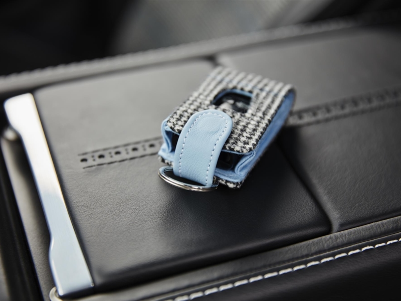 رؤية فريدة في ابتكارها: Hackett London تطلق النسخة المحدودة Aston Martin Q Rapide S
