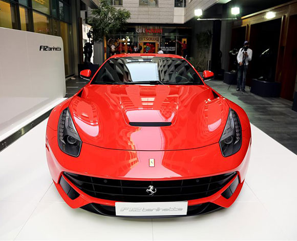Motor Village يجمع السيارات الفارهة في دبي