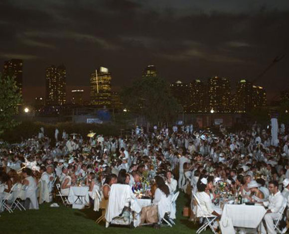 "Diner en Blanc" عشاء في الهواء الطلق في نيويورك باللباس الأبيض
