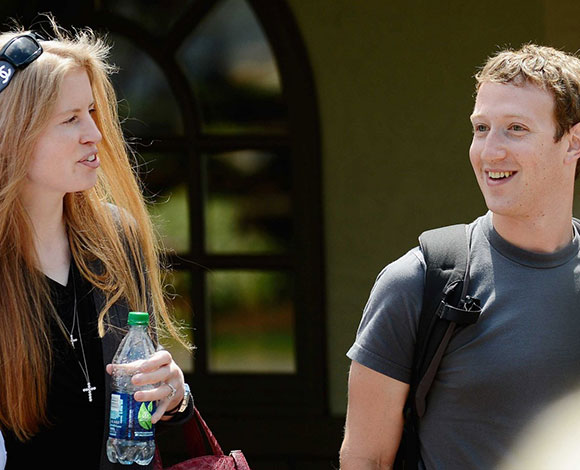 هذا هو السر وراء ارتداء زوكربيرغ التي شيرت نفسه