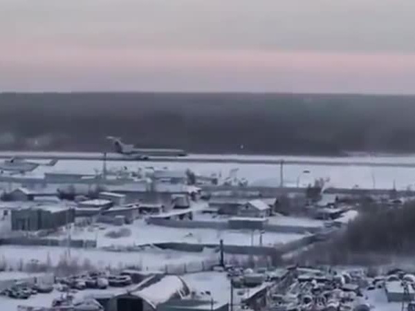 شاهد هبوط بطولي بالطائرة بعد انفجار محركها