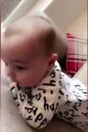 قالت لطفلها الرضيع مرحبا .. شاهد كيف رد عليها الكلمة