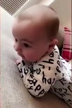 قالت لطفلها الرضيع مرحبا .. شاهد كيف رد عليها الكلمة