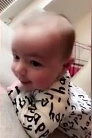 قالت لطفلها الرضيع مرحبا .. شاهد كيف رد عليها الكلمة
