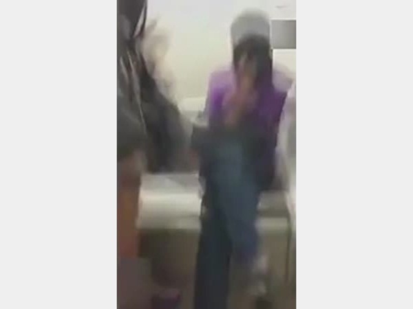 تحرش بها في الحافلة .. شاهد رد فعلها