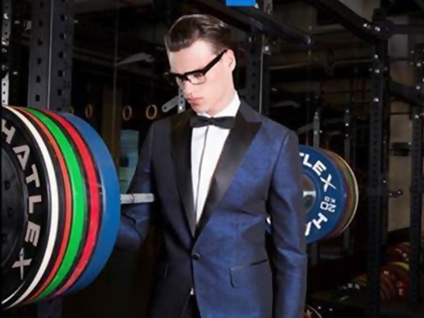 رونالدو يرتدي من Dsquared2 أثناء استلامه جائزة الكرة الذهبية