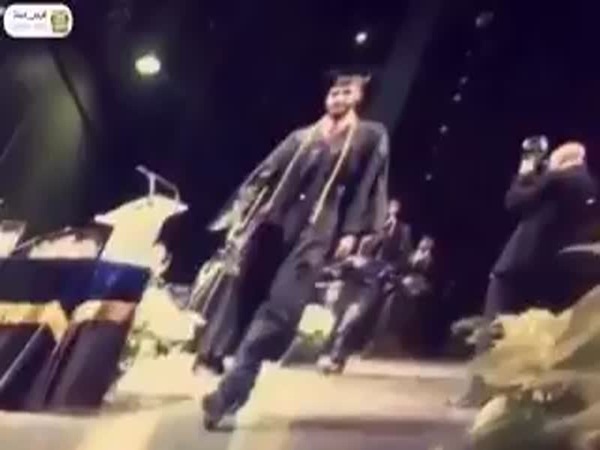الحقيقة وراء رفض رئيس الجامعة مصافحة طالب خليجي